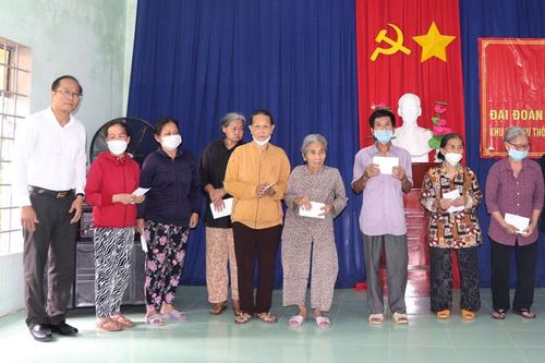 Lãnh đạo tỉnh dự Ngày hội đại đoàn kết ở khu dân cư thôn Phú Nông Bắc