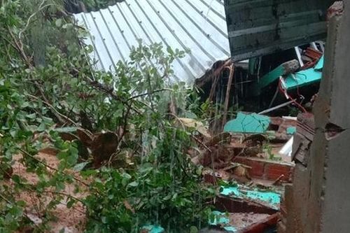 Mưa lớn cuốn trôi đất đá xô sập vách tường, hai người bị thương