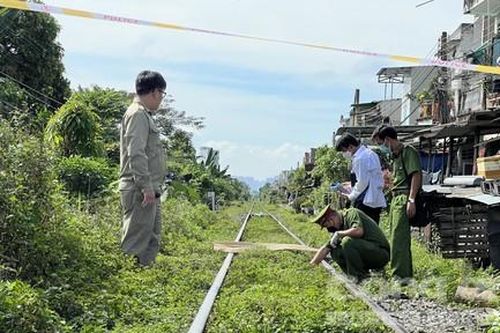 Thanh niên nằm chết trên đường ray với chân đứt lìa, nghi bị tàu hỏa cán
