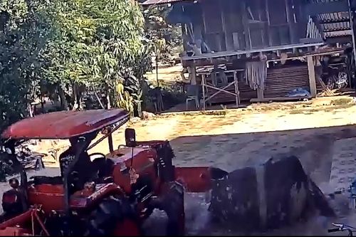 Lái thử xe mới, tài xế tông vỡ lu nước ở Thái Lan