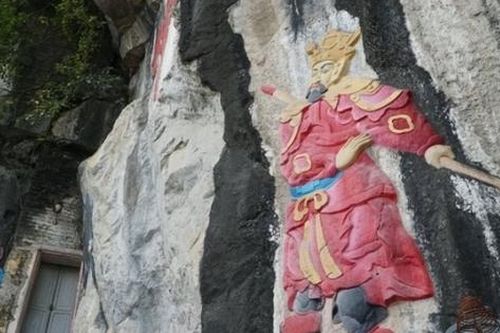 Người tô vẽ, phun sơn xâm hại di tích chùa Quan Thánh là ai?