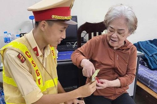 Cảnh sát giao thông đưa cụ bà bị lạc hơn 10km về nhà an toàn