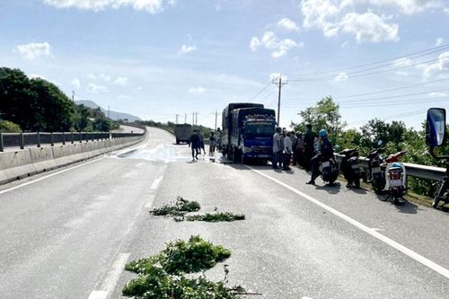 Đang thay lốp ô-tô, 2 người bị xe tải tông tử vong