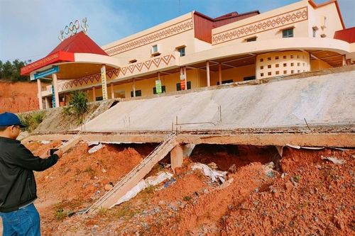 Sân vận động mới xây dựng đã sạt lở nghiêm trọng