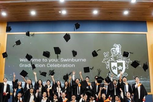 Xúc động khoảnh khắc tốt nghiệp đầu tiên của Swinburne Việt Nam