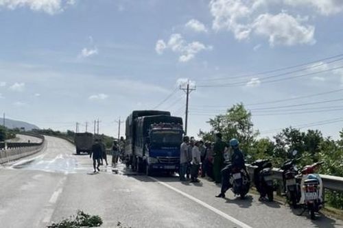 Đang thay lốp xe trên đường, 2 người bị tông tử vong
