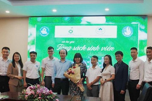 Tác giả Lê Hoa Chi tặng sách cho sinh viên Đại học Thái Nguyên