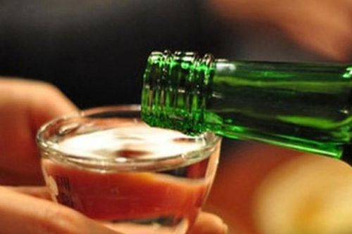 Mỗi ngày uống 1 lít rượu trong 10 năm, người đàn ông nôn ra máu đen