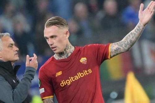 Bị Mourinho vạch tội, hậu vệ Roma đưa gia đình 'lánh nạn'