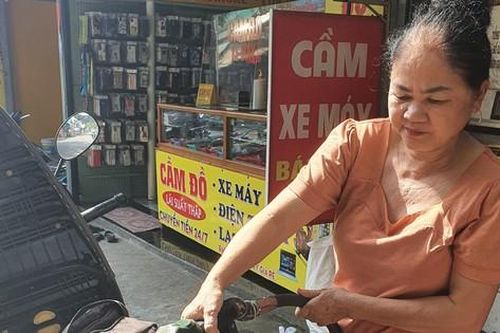 Cây xăng tự phát mọc khắp nơi, trang bị cả... trụ bơm điện tử