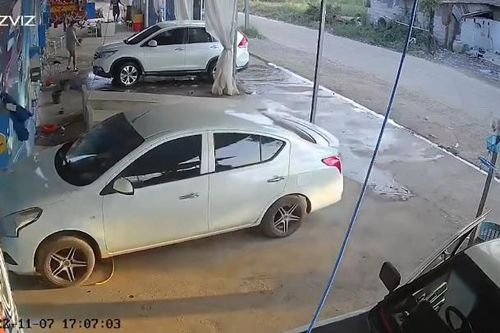 Tài xế Nissan Sunny nhầm chân ga tai hại ở tiệm rửa xe