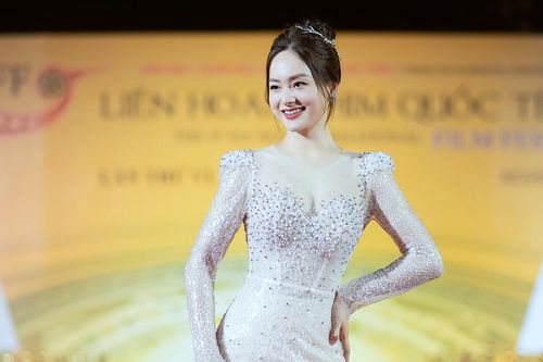 Vóc dáng quyến rũ của 'mẹ một con' Lan Phương khiến dân tình trầm trồ