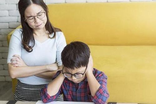 Cha mẹ thạc sĩ dồn hết sức đầu tư, con vẫn học hành lẹt đẹt: Vì sao?