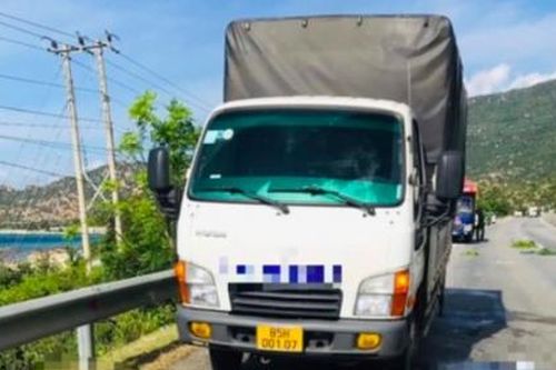 Đang thay lốp, 2 người bị xe tải tông tử vong