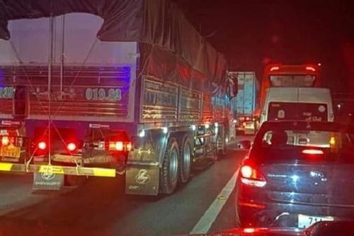 Cabin biến dạng vì va chạm, tài xế và phụ xe tử vong