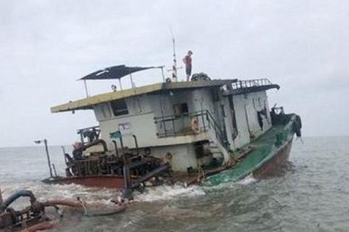 Tàu chìm trên biển, 5 thuyền viên được cứu