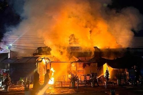 Lửa bao trùm tiệm sửa xe máy và một phần quán cà phê