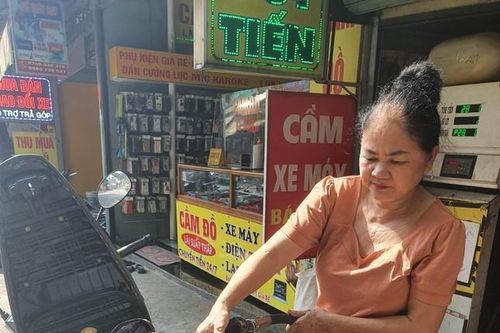 Đồng Nai: 'Cây xăng' tự phát mọc khắp nơi, trang bị cả trụ bơm điện tử
