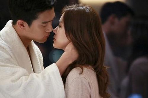 Chồng nói đi công tác vài hôm, vợ sững sờ khi thấy chồng đang đi mua sắm với người phụ nữ lạ