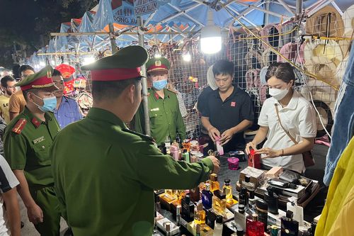 Hà Nội: Thu giữ cả trăm chai nước hoa 'hàng hiệu' bày bán công khai tại chợ đêm phố cổ