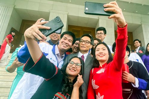 Hình ảnh ấn tượng khi Phó Thủ tướng Vũ Đức Đam gặp mặt các thầy cô giáo tiêu biểu
