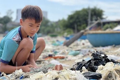 Rác thải tràn ngập bờ biển An Vĩnh