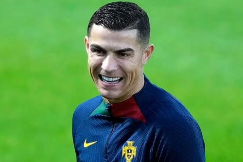 Nụ cười của Ronaldo sau khi công kích Man United