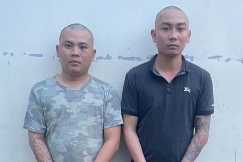 2 thanh niên đuổi chém phụ nữ để cướp xe máy