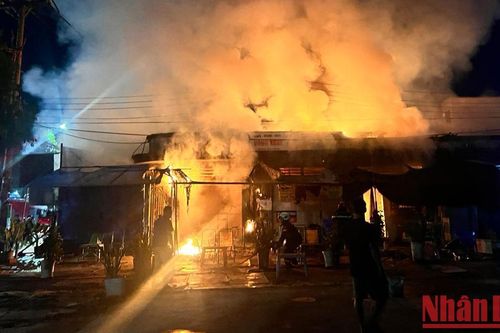 Điều tra nguyên nhân 2 ki-ốt sửa xe máy bị cháy rụi trong đêm