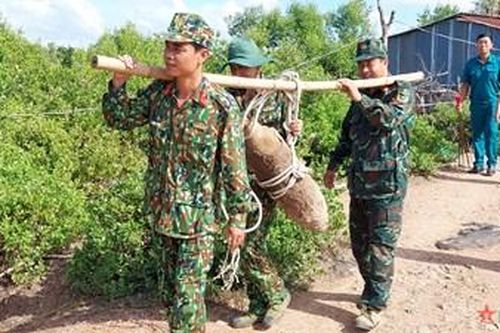 Bộ CHQS tỉnh Trà Vinh thu gom, xử lý bom mìn tại huyện Duyên Hải