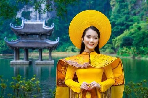 Á hậu Môi trường Hoàng Thị Hải Yến đằm thắm trong tà áo dài tôn vinh di sản văn hóa Tràng An