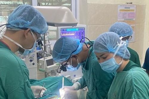 Trẻ sơ sinh nặng 870g được phẫu thuật thành công sửa lỗi ống động mạch