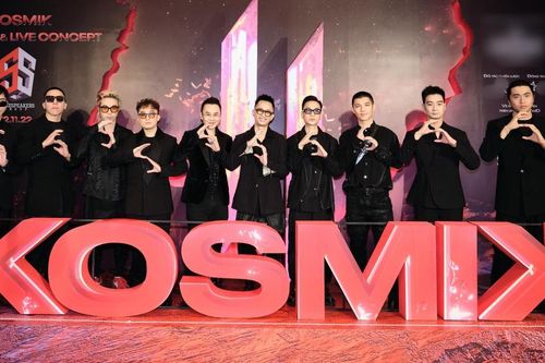 Lỗi ở… khán giả trót xem KOSMIK live concert?