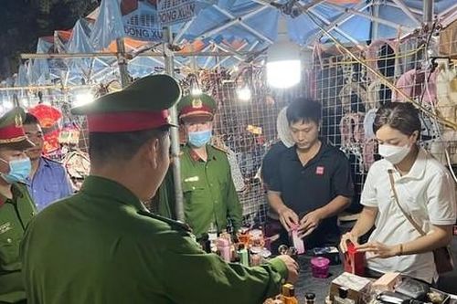 Hà Nội: Cảnh sát thu giữ lượng lớn nước hoa fake tại chợ đêm phố cổ