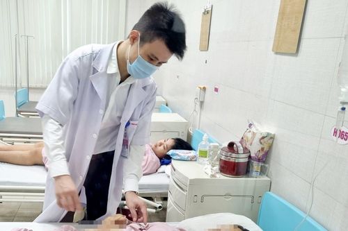Vừa lấy thai vừa bóc tách 24 khối u xơ cho sản phụ 27 tuổi