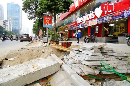 Vỉa hè đường Nguyễn Chí Thanh (Hà Nội) nham nhở, hố sâu 'bẫy' người đi đường
