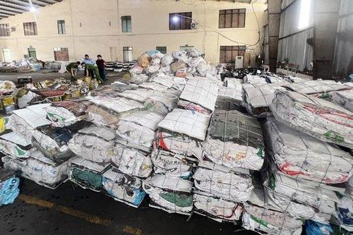Phát hiện nhà xưởng chứa hàng chục tấn rác thải rắn nguy hại