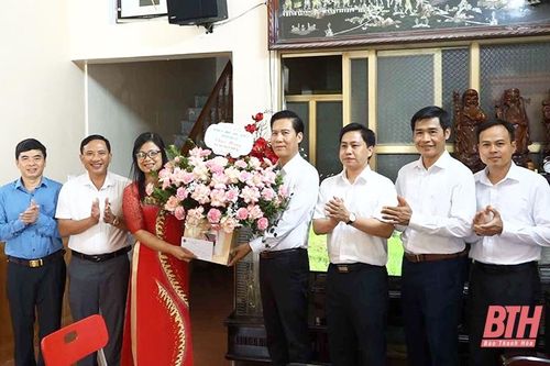 Vĩnh Lộc: Thăm, tặng quà giáo viên và học sinh đạt thành tích cao trong giảng dạy và học tập
