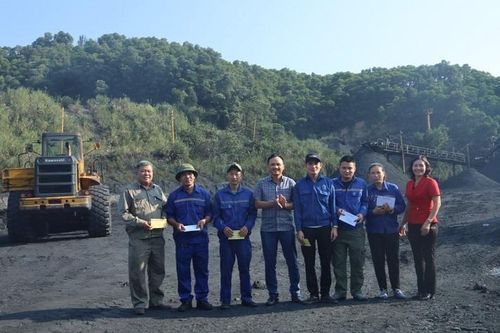 Than Hà Tu Trao thưởng các tập thể đạt năng suất cao đợt thi đua 90 ngày đêm