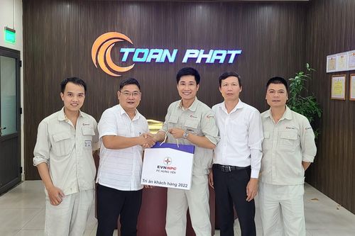 Công ty Điện lực Hưng Yên tặng quà tri ân khách hàng sử dụng điện năm 2022