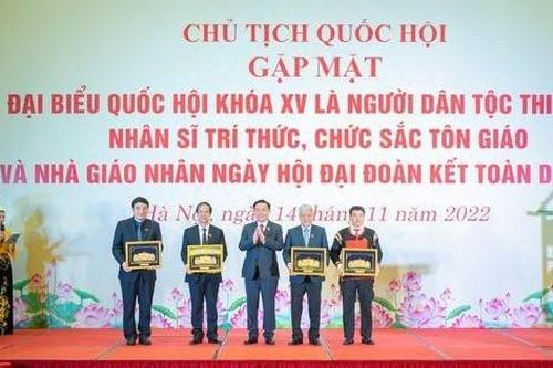 Chủ tịch Quốc hội Vương Đình Huệ gặp mặt đại biểu Quốc hội là người dân tộc thiểu số, chức sắc tôn giáo, nhà giáo