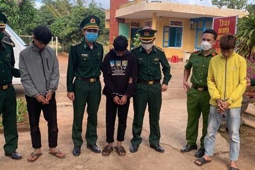 Giấu ma túy dưới cổng nhà để bán cho con nghiện