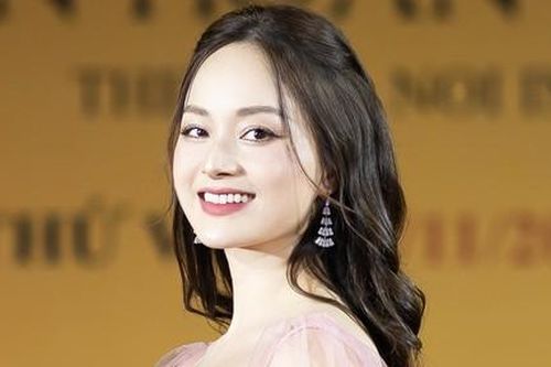 Lan Phương khoe dáng quyến rũ trên thảm đỏ LHP Quốc tế Hà Nội