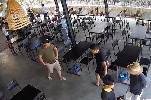 Kỷ luật khiển trách phó phòng ném tiền lẻ trong quán bún