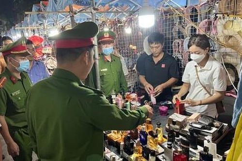 Thu giữ cả trăm chai nước hoa giả nhãn hiệu Louis Vuitton, Gucci, Channel