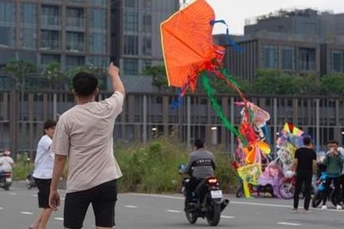 Tai nạn rình rập từ việc thả diều tại TPHCM