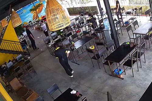 Cán bộ Trung tâm quỹ đất Đà Nẵng ném tiền lẻ ở quán bún bò bị kỷ luật
