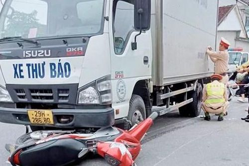 Xe máy va chạm với xe thư báo, một cụ ông tử vong