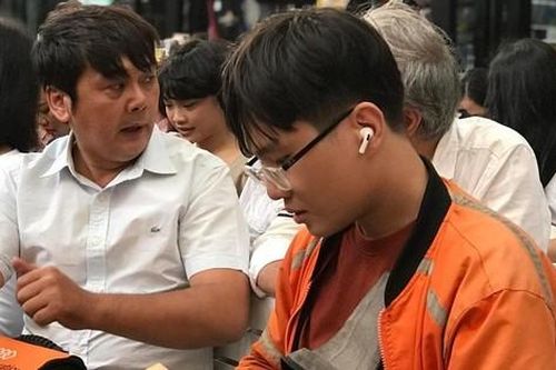 Chàng shipper hỏi nhà văn Marc Levy bằng tiếng Pháp: Nỗ lực cho ngày trở lại giảng đường
