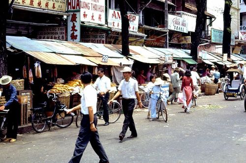 Đặc sản cà phê dĩa, cơm thố chợ Bến Thành xưa